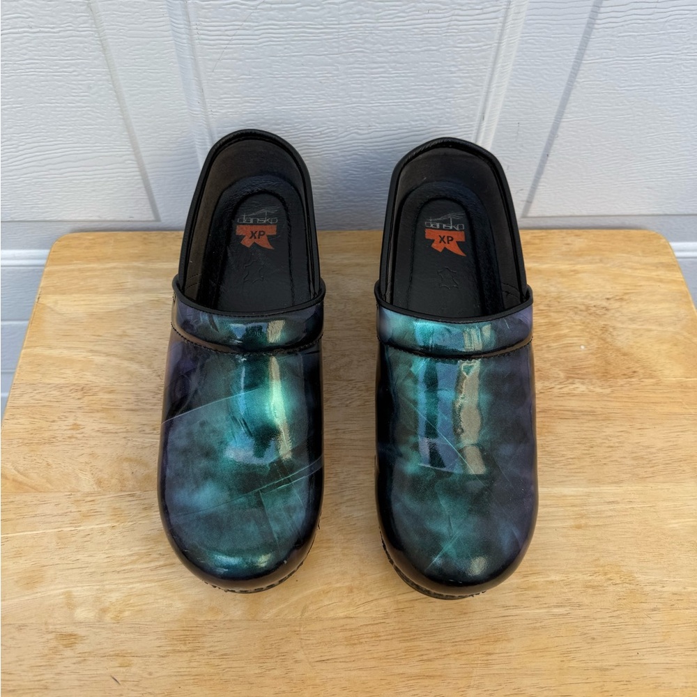 Dansko XP Clogs Women Size 40 Iridescent Blue Teal Patent Leather Slip On